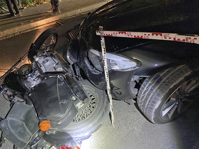 Kollision zwischen Personenwagen und Motorrad – Motorradlenker verletzt. Foto: Polizei BL