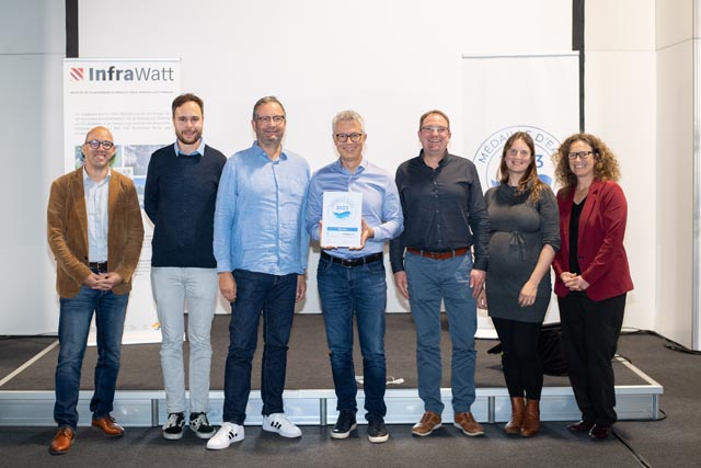 Pascal Hubmann (dritter v.l.), Leiter Amt für Industrielle Betriebe AIB der Bau- und Umweltschutzdirektion des Kantons Basel-Landschaft, nimmt den Preis für die ARA Birs in Birsfelden entgegen. Foto: zVg