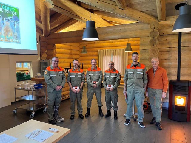 Entlassung von links: Kdt. Gerhard Zumsteg, Kdt. Stv Stephan Harsch, Raphael Branger, Fhr Of Antonio di Matteo, Betreu Of Daniel Schönenberger, Gast Walter Jucker (Präsident RBK). 