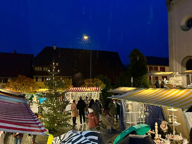 Der erste Eiker Weihnachtsmarkt verzauberte das Dorf. Foto: zVg