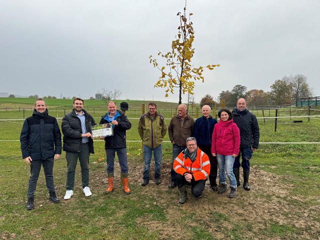 Jan Freivogel und Fabio Amsler, Versicherungs- und Vorsorgeberater von Helvetia, übergeben den Scheck von IDEA helvetia an Markus Kasper (3.v.l.), Präsident des Natur- und Vogelschutz Möhlin. Foto: zVg