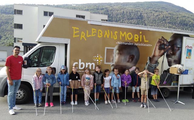 Was nehme ich ohne Augenlicht über das Tasten, Hören und Riechen wahr? Schulkinder testen es. Foto: zVg