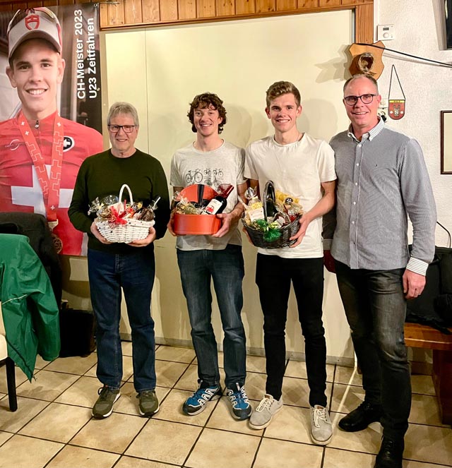 hrung für spezielle Verdienste (von links): OK-Präsident Mannschaftszeitfahren Peter Weiss, Hauptverantwortlicher Jungradler Jonas Weiss, U23-Schweizermeister Zeitfahren Fabian Weiss und Vereins-Präsident Lukas Zumsteg. Foto: zVg