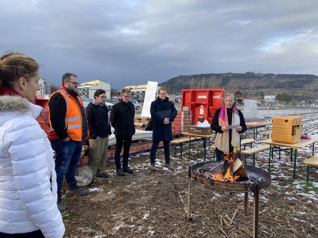 In den Schulferien hatte sie als Kind hier noch Kirschen gepflückt: Yvonne Birrri (neben ihr Sohn Simon) sprach zu den Anwesenden anlässlich des Spatenstichs über die Entwicklung des Projekts Neumatt. Foto: Sonja Fasler
