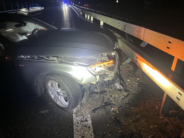 Kaiseraugst/A3: Auto gerät ins Schleudern und kollidiert mit Leitplanke