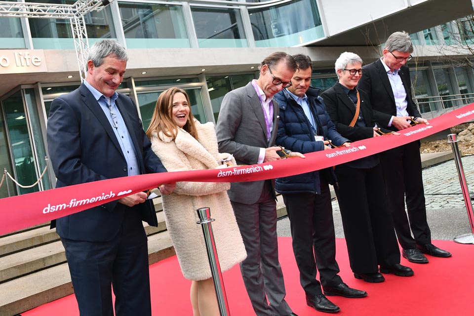 Offizielle Eröffnung mit dem Banddurchschneiden (von links): Ronald Gebhard (Head of Biosciences & Process Innoation),Sarah Reisinger (Chief Science & Research Officer), Dimitri de Vreeze (CEO dsm-firmenich),Nuncio Lo Chiatto (CEO Berninvest), Françoise Moser (Gemeindepräsidentin Kaiseraugst) und Dieter Egli (Regierungsrat Kanton Aargau). Foto: zVg