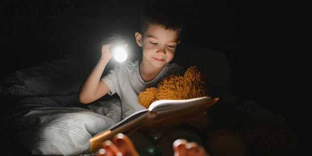 Inwiefern beeinflusst die Farbe des Lichts die innere Uhr und den Schlaf? Die Ergebnisse einer Basler Studie bringt Licht ins Dunkel. Foto: Adobe Stock