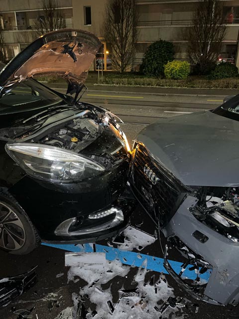 Allschwil BL: Fahrzeuglenker verursacht Selbstunfall und verletzt sich