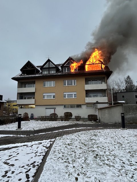 Niederrohrdorf: Brand in Geschäfts- und Wohnhaus