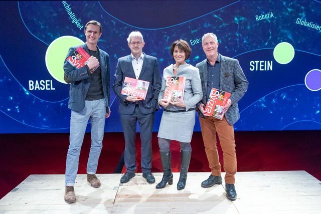 Präsentation der Machbarkeitsstudie Svizra27: Jost Huwyler (Gesamtprojektleiter), Kurt Schmid und Doris Leuthard (Co-Präsidium), Beat Heuberger (Stv. Gesamtprojektleiter) mit der Erstauflage der Machbarkeitsstudie Svizra27, für eine nächste Landesausstellung in der Nordwestschweiz. Foto: zVg