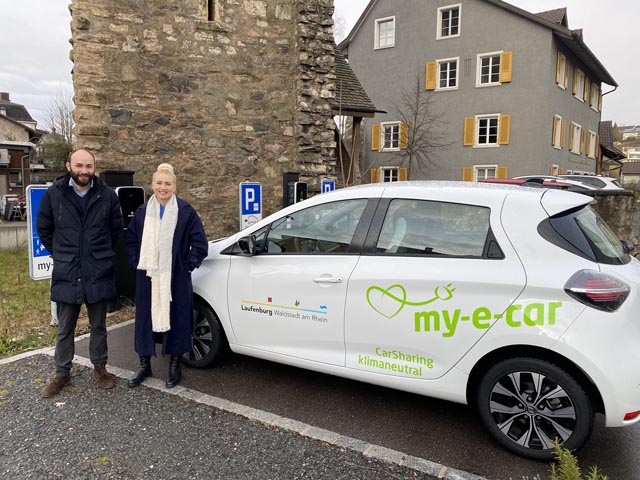 Nach Lieferverzögerung endlich eingetroffen: Nils Hoesch, Geschäftsleiter von «my-e-car» und die Laufenburger Stadträtin Rebecca Melton freuen über das erste Carsharing-Fahrzeug. Foto: Sonja Fasler