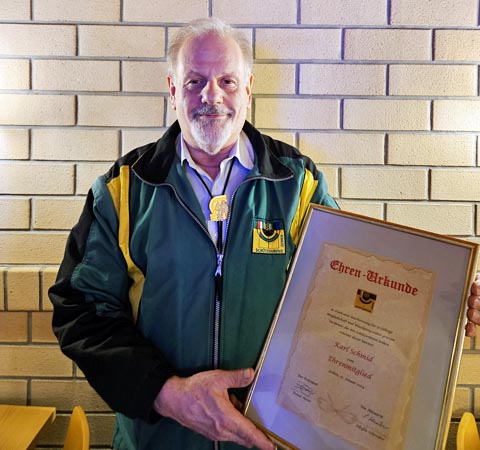 Karl «Kari» Schmid mit der Ehrenurkunde. Foto: Kai Herzog