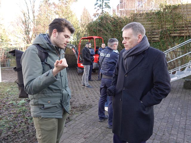 Grossrat Rolf Schmid (links) im Gespräch mit Regierungsrat Jean-Pierre Gallati vor der Notunterkunft in Laufenburg. Foto: Peter Schütz