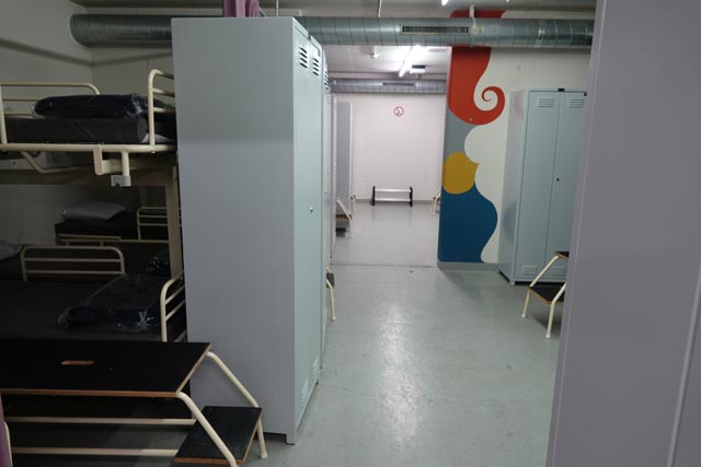 Blick in einen Schlafsaal in der Notunterkunft. Foto: Peter Schütz