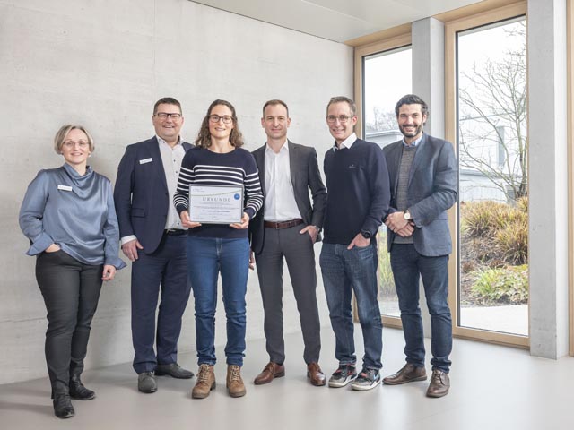 An der Preisübergabe (von links): PD Dr. phil. Corina Schuster-Amft, Leiterin Wissenschaftliche Abteilung; Hans-Peter Illi, Stv. Adm. Direktor; Preisträgerin Nadine Patt, Kliniken Valens, Universität Bern; Prof. Leo Bonati, Med. Direktor; Jens Bansi, Kliniken Valens; cand. Dr. phil. Carlos Gonzalez Blum, DPT, Hochschule Furtwangen D. Foto: zVg