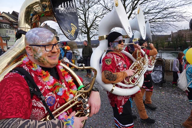 ie Laufenburger Barocker zeigten sich am Umzug sommerlich. Foto: Peter Schütz
