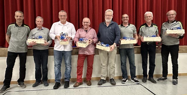 Joe Hochstrasser (Präsident Männerriege; ganz links) mit langjährigen Vorstandsmitgliedern und Amtsträgern (von links): Peter Leubin, Bernhard Hug, Anton Ries, Fritz Hartmann, Ruedi Schlienger, Heini Mathis und Georg Erni. Foto: zVg