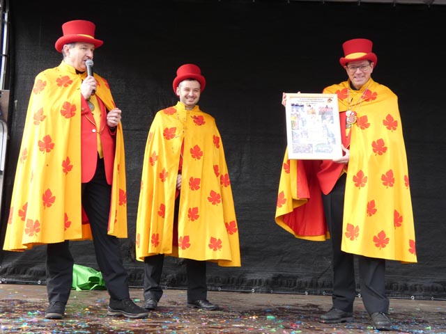 Narrenvater Marco Zaugg (rechts) wird zu seinem Doppeljubiläum überrascht. Foto: Jörg Wägli