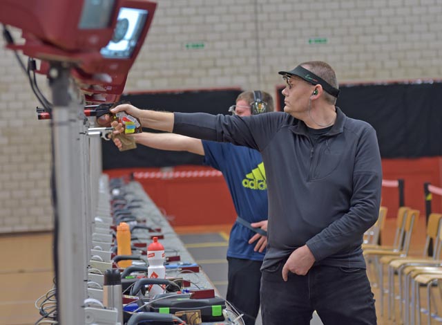 Dieter Grossen deklassierte im Pistolenfinal der Aargauer Elite die Konkurrenz eindrücklich. Foto: wr