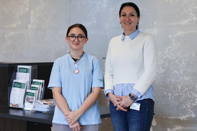 Lehrstellenbörse: Loresa (links), Fachfrau Gesundheit im 1. Lehrjahr, und Ivana Haefeli, Leiterin Pflege &amp; Betreuung im Alterszentrum Kehl Baden, haben sich an der letztjährigen Lehrstellenbörse kennengelernt. Foto: ask! / zVg