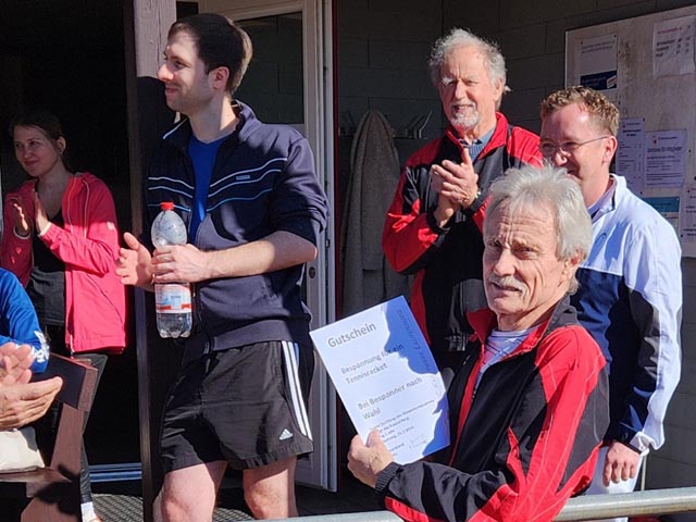 Dieter Hänel (Zweiter von rechts): Sieger des Eröffnungsturniers in der Halle des TC KWL mit dem neuen US Open-Bodenbelag. Rechts hinter ihm der designierte Spielleiter Philipp Bössenrodt. Foto: zVg