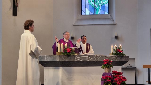 Von links: Seelsorger Berthold Kessler, Bischof Kiro Stojanov und Pfarrer Stephanus Wolo Itu am Altar. Foto: zVg