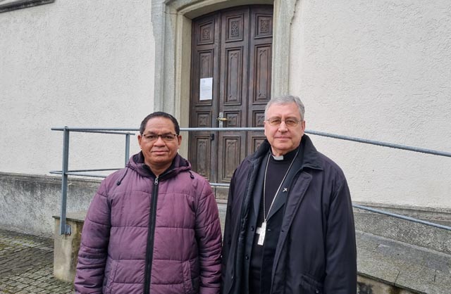Pfarrer Stephanus Wolo Itu (links) und Bischof Kiro Stojanov vor dem Eiker Gotteshaus. Foto: zVg