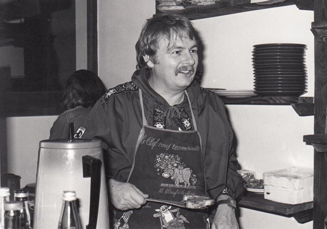 Erich Schätti vor vielen Jahren in der sogenannten Holzhackerbeiz im Kirchgemeindehaus. Foto: zVg