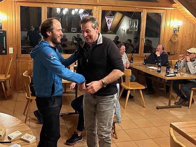 Präsident Severin Guarda gratuliert Bitter Kurt zum Sieg. Foto: zVg