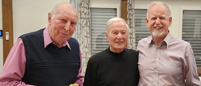 Neben den langjährigen Ehrenmitgliedern (von links) Rolf Maier und Arnold Rechsteiner ernannte die Clubversammlung des TC KWL neu den abtretenden Revisor und IC-Captain Fridolin Metzger zum Ehrenmitglied. Foto: zVg