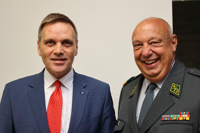 Militärdirektor Jean-Pierre Gallati (links) mit Oberst Rolf Stäuble an dessen Entlassungsfeier. Foto: zVg