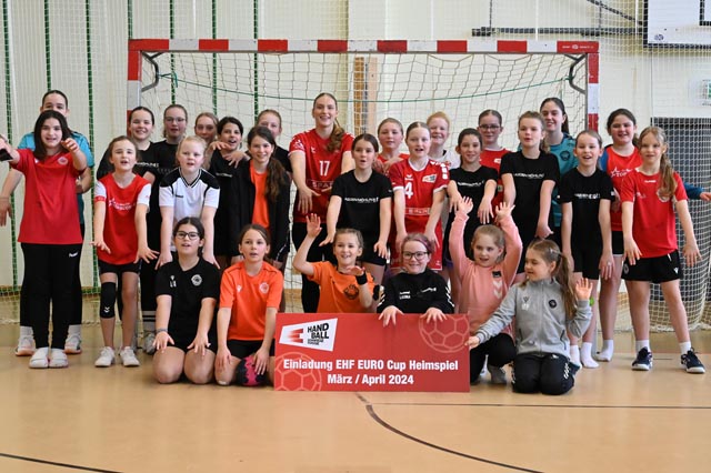 Bundesligaspielerin Charlotte Kähr besucht den TV Möhlin