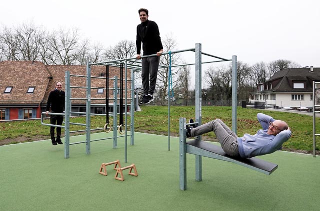 Roman Sonderegger (Mitte) beim ersten Muscle-up an der neuen Streetworkout-Anlage, tatkräftig unterstützt von Sportkoordinator Nicolás Schmid und Stephan Eglin vom Stadtbauamt. Foto: zVg