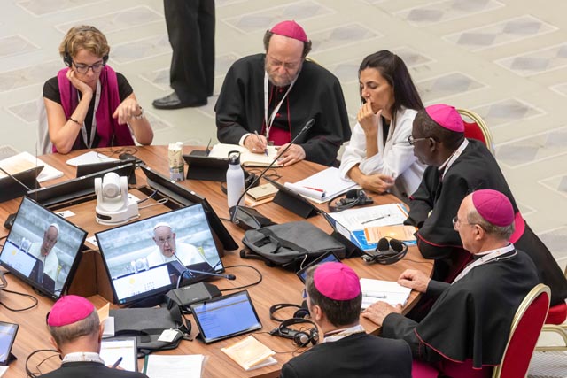 Helena Jeppesen-Spuhler (l.), Mitglied der Fastenaktion, nahm zusammen mit Bischof Felix Gmür als Schweizer Delegierte bei der Weltsynode mit Papst Franziskus am 4. Oktober 2023 im Vatikan teil und diskutierte als eine von 54 stimmberechtigten Frauen mit Bischöfen und Kardinälen auf Augenhöhe. Foto: kna-bild