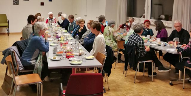 Austausch und Beisammensein nach dem Weltgebetstagsgottesdienst. Foto: zVg