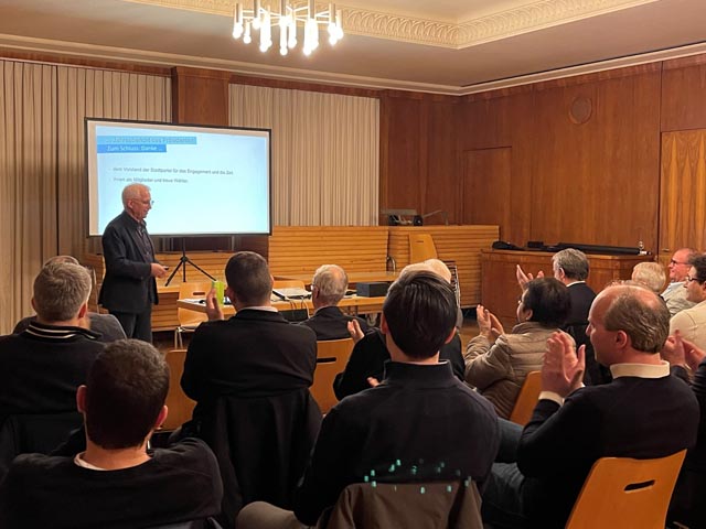 Präsident Christoph von Büren führt durch die Versammlung. Foto: zVg