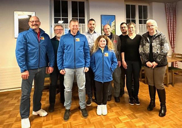 Bild (von links): Neumitglieder und Personen mit Funktionen: Nik von Guérard (Beisitzer), John Warpelin (Revisor), Martin Schnetzler (Aktuar), Thomas Hermann (Präsident), Jessica Andres, Karl Miggler, Daniele Urso, Marina Dörig, Susanna Hermann. Foto: zVg