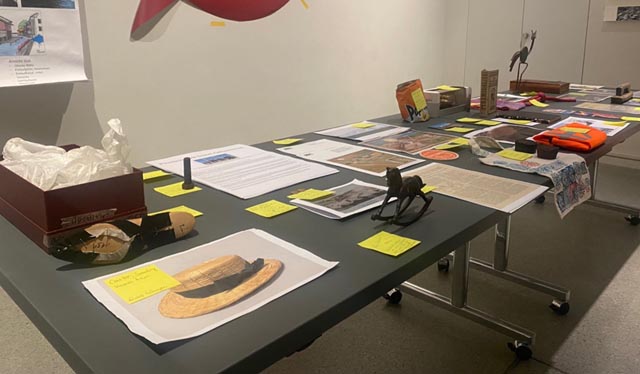 Industriekultur Aargau auf einen Blick: Pop-Up Ausstellung mit den mitgebrachten Gegenständen der Teilnehmer:innen. Foto: zVg