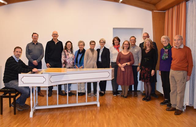 Chor, Chorleiter und Gäste rund um das neu erworbene Cembalo. Foto: zVg