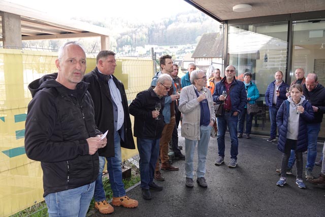 Ein zukunftsträchtiger Tag. Patrick Mathis (links) mit Gemeindeammann Beat Käser und weiteren Gästen am Spatenstich. Foto: Peter Schütz