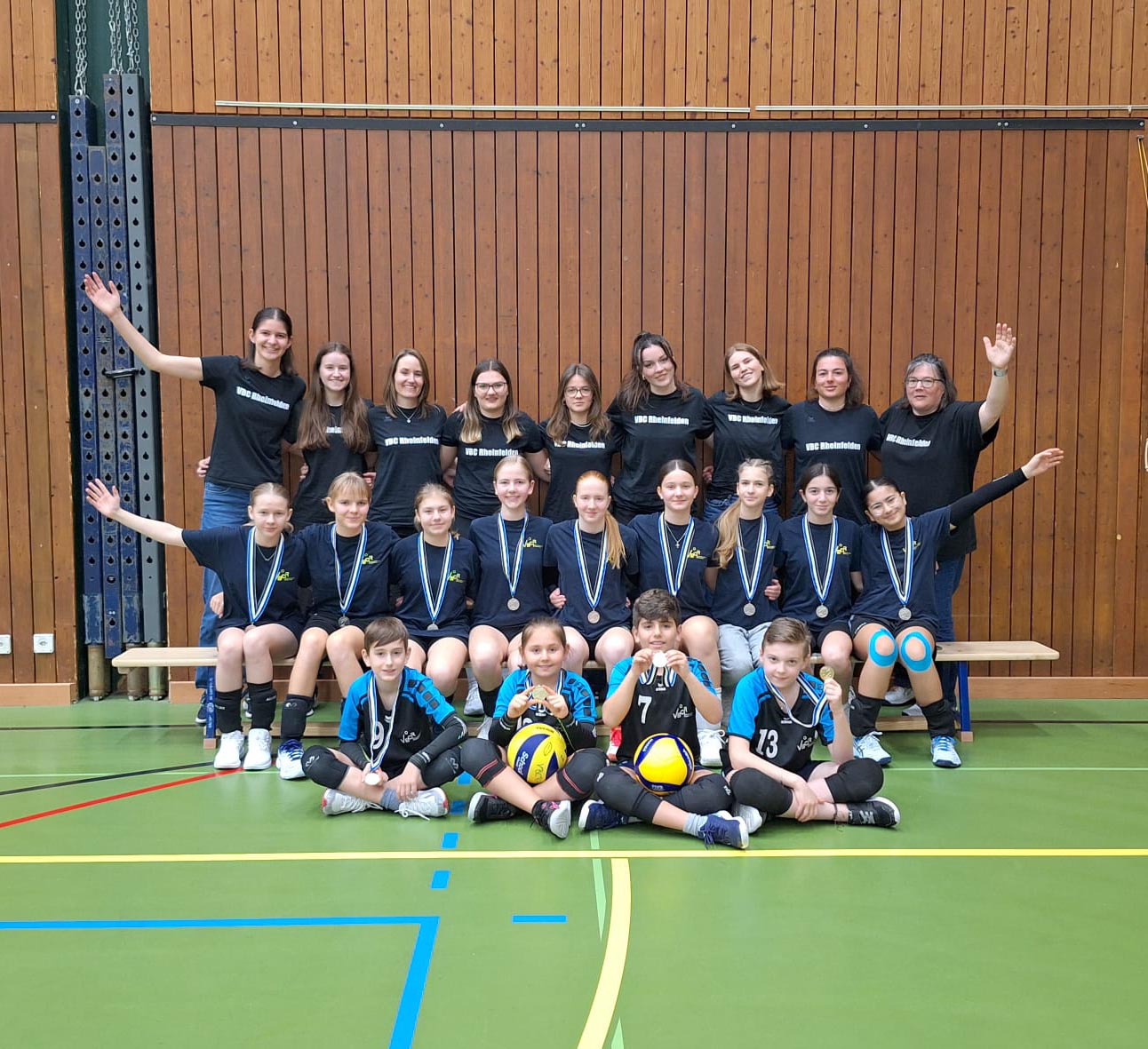Gruppenbild mit Kids, U15 und U23 des VBC R. Foto: zVg