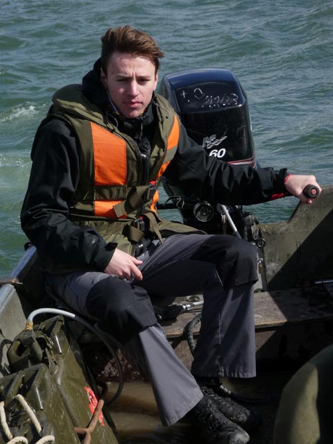 Daniel Dobric am Aussenbordmotor. Foto: Roman Ackeret