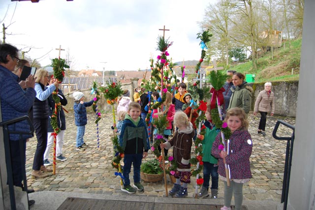 Kaisten: Traditionelles Palmbinden und Familiengottesdienst