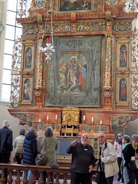 Vor dem Fastentuch. Foto: Markus Gisler