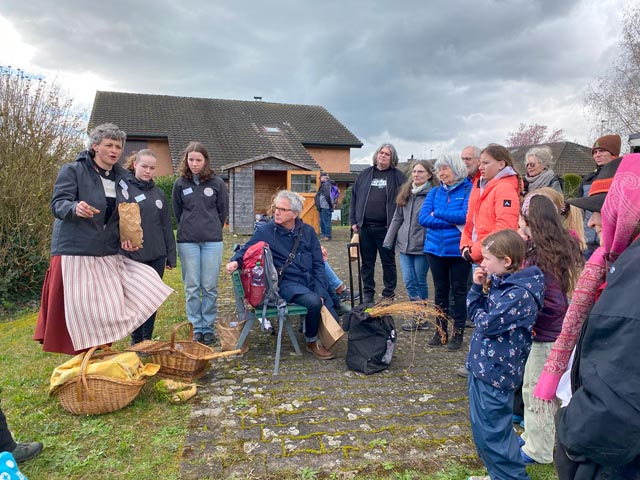 Pflanzenlabyrinth Dürrenbächli» (von links): Landfrau Regula Bühler-Popovic übergibt die Küttiger Rüebli-Samen mit ihren Töchtern. Foto: © Jurapark Aargau