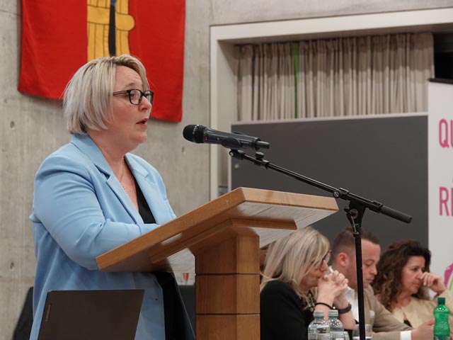 GMU-Präsidentin Anita Kym am Mikrophon, dahinter vom Vorstand Bildungsverantwortliche Claudia Emmenegger, Massimo Calcaterra und Karin Stocker.Foto: Peter Schütz