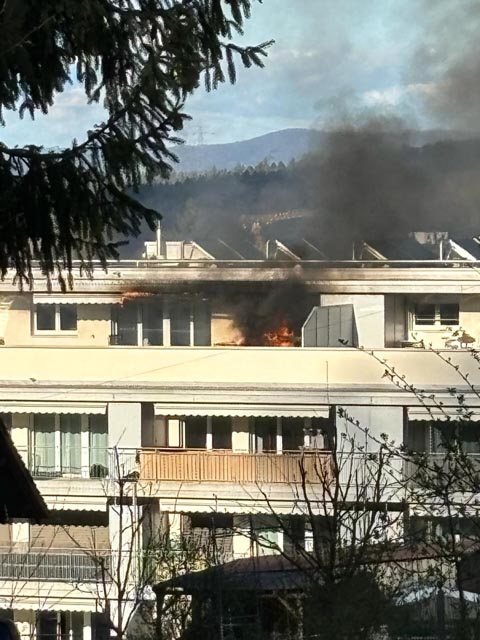 Safenwil: Balkonbrand in Mehrfamilienhaus