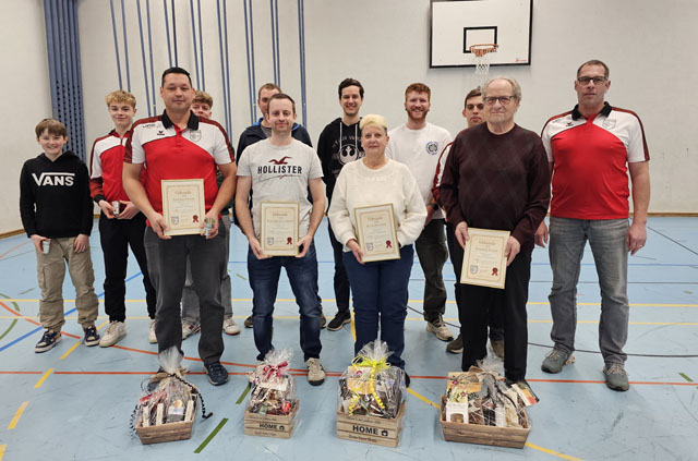 Bild v. l. hintere Reihe: Samuel Binkert, Elia Bianco, Nick Aston, Renato Bianco, Fabian Burch, Simon Fischler, Nick Metzger, Stefan Lützelschwab, vordere Reihe: Yosuke Degen, Romano Cicchetti, Ruth Füchter, Markus Braun. Foto: zVg