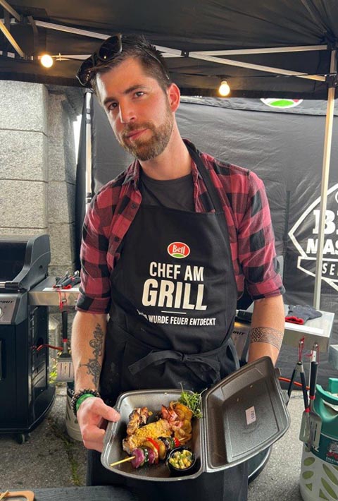 Florian Keller mit seinem Gericht. Foto: zVg