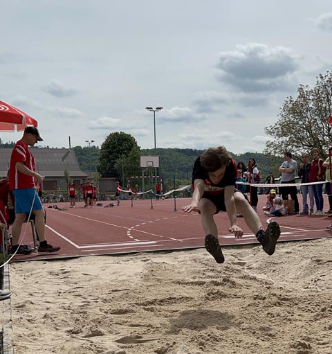 Zweites Bild: Nino Stäuble beim Weitsprung. Foto: zVg